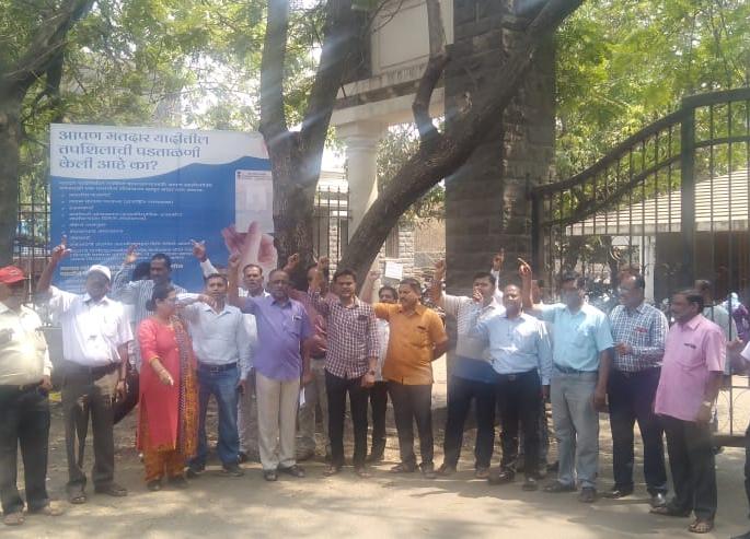 Apply old pension, demonstrations of government employees in front of the collector's office | जुनी पेन्शन लागू करा, सरकारी कर्मचाऱ्यांची जिल्हाधिकारी कार्यालयासमोर निदर्शने Apply old pension, demonstrations of government employees in front of the collector's office | जुनी पेन्शन लागू करा, सरकारी कर्मचाऱ्यांची जिल्हाधिकारी कार्यालयासमोर निदर्शने