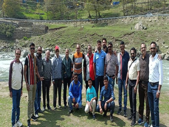 Driver caution saves 36 lives Sarang Majgaonkar family from Satara shares thrilling experience | Pahalgam Terror Attack: चालकाचे प्रसंगावधान, वाचले ३६ जणांचे प्राण; साताऱ्यातील सारंग माजगावकर कुटुंबाने सांगितला थरारक अनुभव Driver caution saves 36 lives Sarang Majgaonkar family from Satara shares thrilling experience | Pahalgam Terror Attack: चालकाचे प्रसंगावधान, वाचले ३६ जणांचे प्राण; साताऱ्यातील सारंग माजगावकर कुटुंबाने सांगितला थरारक अनुभव