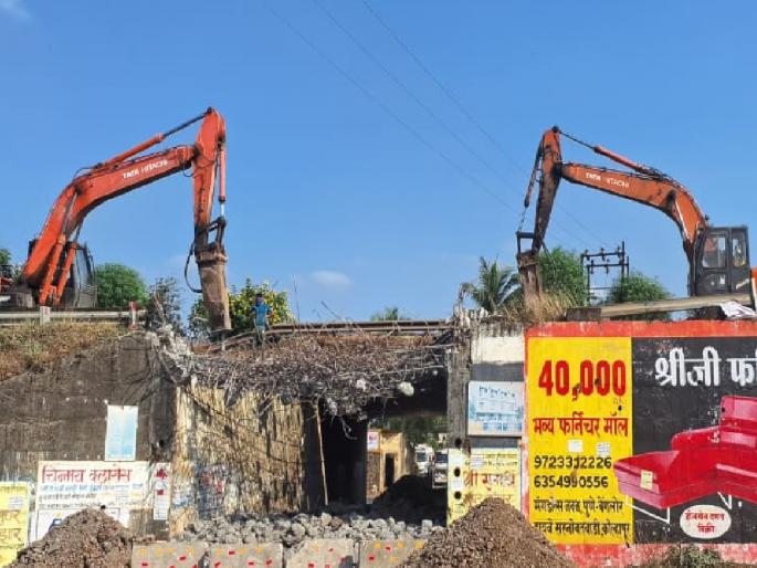 Demolition of the bridge at Sarnobatwadi in Kolhapur on the Pune-Bengaluru National Highway is underway | Kolhapur: सरनोबतवाडीत येथील पुलाचे पाडकाम सुरु, अवजड वाहने जाऊ शकणार Demolition of the bridge at Sarnobatwadi in Kolhapur on the Pune-Bengaluru National Highway is underway | Kolhapur: सरनोबतवाडीत येथील पुलाचे पाडकाम सुरु, अवजड वाहने जाऊ शकणार