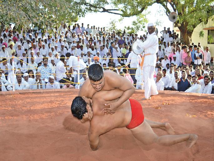 wrestling comptition in sarola village | सारोळ्याच्या आखाड्यात रंगला कुस्त्यांचा थरार wrestling comptition in sarola village | सारोळ्याच्या आखाड्यात रंगला कुस्त्यांचा थरार