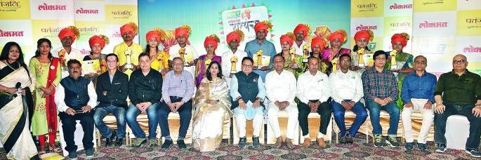 Lokmat Sarpanch Award Distribution: Manish Phuke's 'Sarpanch of the Year' | लोकमत सरपंच अवॉर्डचे थाटात वितरण : येणीकोणीचे मनीष फुके ठरले 'सरपंच ऑफ द इयर' Lokmat Sarpanch Award Distribution: Manish Phuke's 'Sarpanch of the Year' | लोकमत सरपंच अवॉर्डचे थाटात वितरण : येणीकोणीचे मनीष फुके ठरले 'सरपंच ऑफ द इयर'