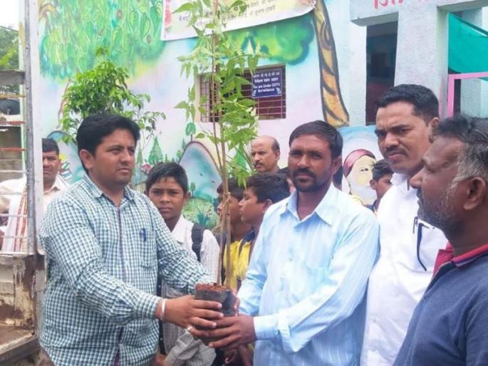 For the plantation and conservation, the district's Sarpanchs have a unique and unique venture | वृक्षारोपण व संवर्धनासाठी जिल्हयातील सरपंचांचा आगळा-वेगळा उपक्रम