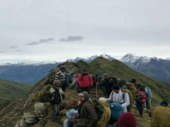 'Sarpas' peak in the Himalayas | चाळीसगावच्या तिघांची हिमालयात यशस्वी 'सारपास' ट्रेकिंग 'Sarpas' peak in the Himalayas | चाळीसगावच्या तिघांची हिमालयात यशस्वी 'सारपास' ट्रेकिंग