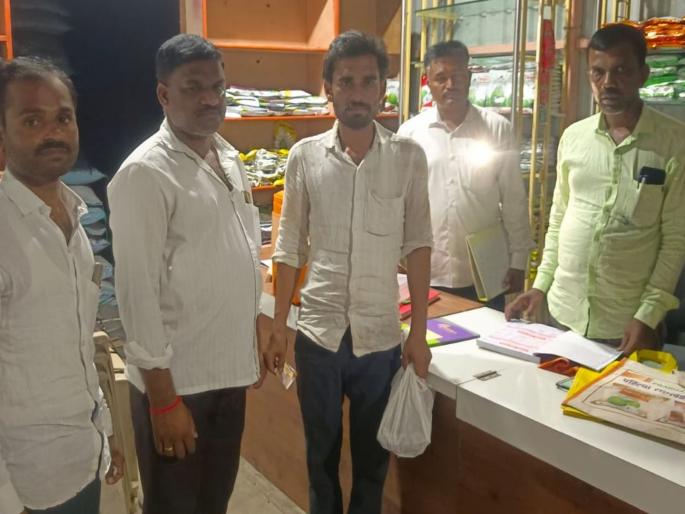 Agricultural center operator caught selling seeds at exorbitant rates | जादा दराने बियाणे विकणाऱ्या कृषी केंद्र चालकास पकडले Agricultural center operator caught selling seeds at exorbitant rates | जादा दराने बियाणे विकणाऱ्या कृषी केंद्र चालकास पकडले