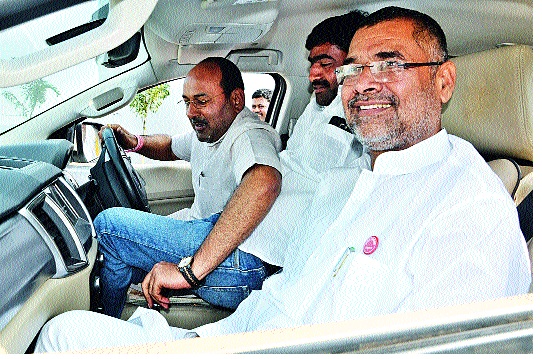 Sanjaykak did Saratya's political talk in Sadli-Sangli: Late smile on the face of the State Minister of Agriculture | संजयकाकांनी केले सदाभाऊंचे सारथ्य-सांगलीत राजकीय चर्चा रंगली : कृषी राज्यमंत्र्यांच्या चेहºयावर हसू फुलले Sanjaykak did Saratya's political talk in Sadli-Sangli: Late smile on the face of the State Minister of Agriculture | संजयकाकांनी केले सदाभाऊंचे सारथ्य-सांगलीत राजकीय चर्चा रंगली : कृषी राज्यमंत्र्यांच्या चेहºयावर हसू फुलले