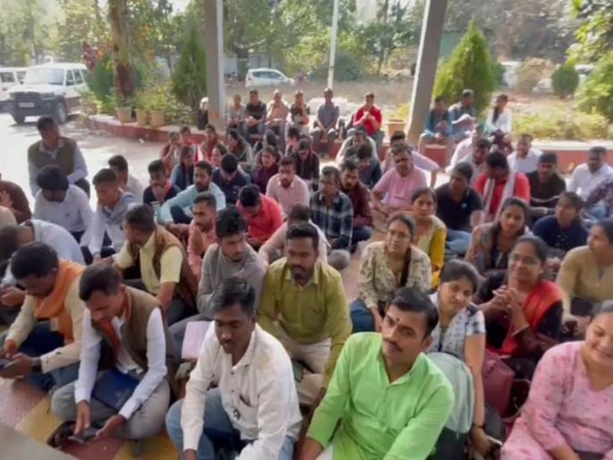 For Ph.D Scholarships visit Sarathi Office pune latest news | Pune: पीएच.डी अधिछात्रवृत्तीसाठी सारथी कार्यालयासमाेर ठिय्या For Ph.D Scholarships visit Sarathi Office pune latest news | Pune: पीएच.डी अधिछात्रवृत्तीसाठी सारथी कार्यालयासमाेर ठिय्या