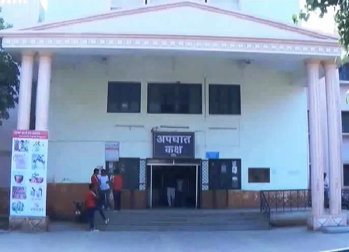 Security guard in Akola gmc only for show | सर्वोपचारमध्ये सुरक्षा रक्षक नावालाच! Security guard in Akola gmc only for show | सर्वोपचारमध्ये सुरक्षा रक्षक नावालाच!