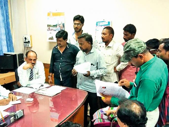 Inconvenience in fashion; Strike at the 'Prahar' governing office | सवरेपचारमध्ये असुविधा; ‘प्रहार’चा अधिष्ठातांच्या कार्यालयात ठिय्या Inconvenience in fashion; Strike at the 'Prahar' governing office | सवरेपचारमध्ये असुविधा; ‘प्रहार’चा अधिष्ठातांच्या कार्यालयात ठिय्या