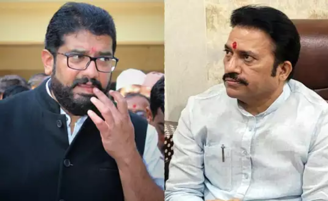Shivendra Raje and Shashikant Shinde's neck | शिवेंद्रराजे अन् शशिकांत शिंदे यांचे गळ्यात गळे Shivendra Raje and Shashikant Shinde's neck | शिवेंद्रराजे अन् शशिकांत शिंदे यांचे गळ्यात गळे
