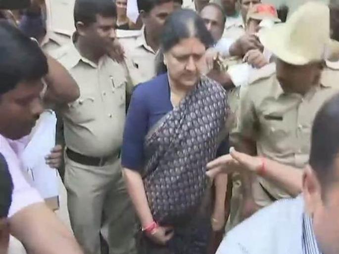 VK Sasikala granted 15 day parole to attend husband funeral | पतीच्या अंत्यसंस्कारांसाठी शशिकला 15 दिवसांच्या पॅरोलवर तुरुंगाबाहेर VK Sasikala granted 15 day parole to attend husband funeral | पतीच्या अंत्यसंस्कारांसाठी शशिकला 15 दिवसांच्या पॅरोलवर तुरुंगाबाहेर
