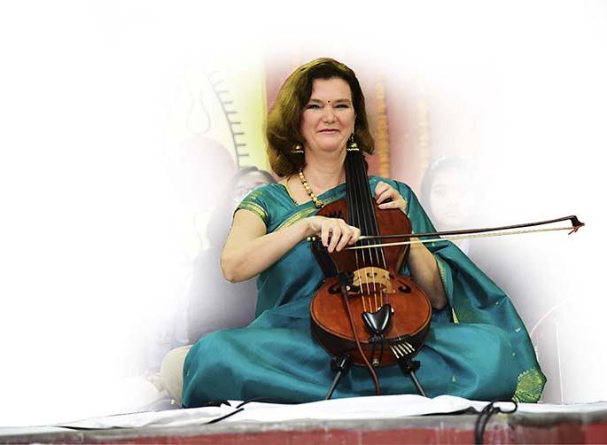 Saskia Haas- Rao : In the world of exotic seekers who sacrifice their lives for elite Indian music | सास्कीया हास-राव - अभिजात भारतीय संगीतासाठी जीव वेचणार्‍या परदेशी साधकांच्या दुनियेत
