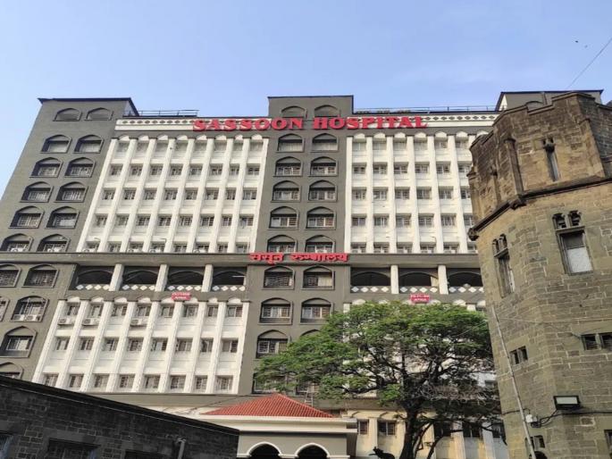 Helped a homeless patient in the middle of the night Another doctor in Sassoon suspended | मध्यरात्री बेवारस रुग्णाला साेडण्यास केली मदत; ससूनमधील आणखी एक डॉक्टर निलंबित Helped a homeless patient in the middle of the night Another doctor in Sassoon suspended | मध्यरात्री बेवारस रुग्णाला साेडण्यास केली मदत; ससूनमधील आणखी एक डॉक्टर निलंबित