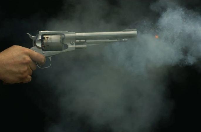 Disturbing events; daughter in law fire gun on mother-in-law | खळबळजनक घटना; जेलरची रिव्हॉल्वर चोरून सुनेने केला सासूचा गेम Disturbing events; daughter in law fire gun on mother-in-law | खळबळजनक घटना; जेलरची रिव्हॉल्वर चोरून सुनेने केला सासूचा गेम