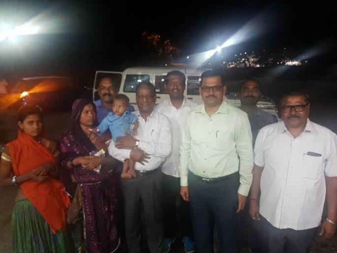 With the kidnapped child, the accused caught Karjat and took them to begged | अपहरण केलेल्या बाळासह आरोपींना कर्जतला पकडले, भीक मागण्यासाठी नेले पळवून With the kidnapped child, the accused caught Karjat and took them to begged | अपहरण केलेल्या बाळासह आरोपींना कर्जतला पकडले, भीक मागण्यासाठी नेले पळवून