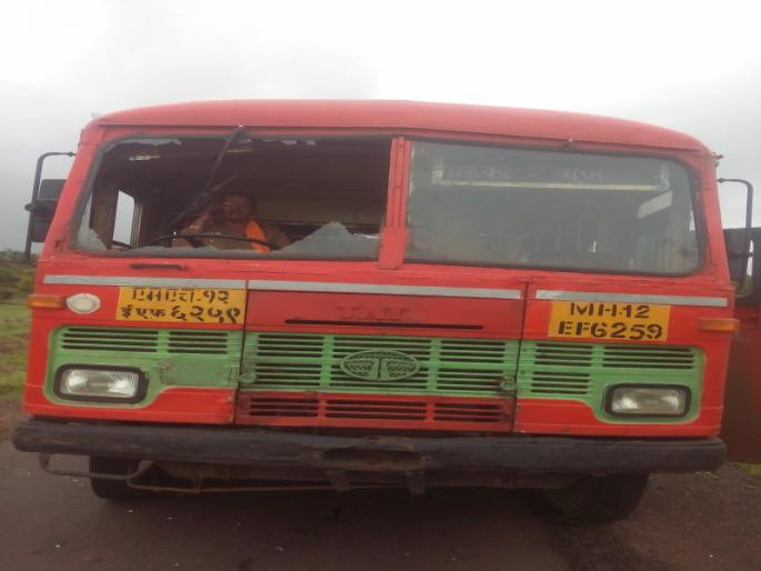 Fortunately ... so disaster survived ....! | दैवबलवत्तर... म्हणून अनर्थ टळला ....! एसटीच्या सुरक्षित प्रवासाला ‘ खो’ देणारी घटना Fortunately ... so disaster survived ....! | दैवबलवत्तर... म्हणून अनर्थ टळला ....! एसटीच्या सुरक्षित प्रवासाला ‘ खो’ देणारी घटना