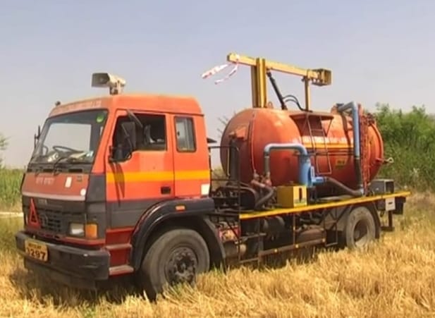 Saswad's wells were filled with chucky petrol and diesel | सासवडच्या विहिरी चक्क पेट्रोल डिझेलने भरल्या, अज्ञातांवर गुन्हा दाखल Saswad's wells were filled with chucky petrol and diesel | सासवडच्या विहिरी चक्क पेट्रोल डिझेलने भरल्या, अज्ञातांवर गुन्हा दाखल