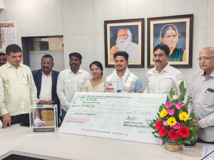 Arjuna Award winner Ojas Devtale honored by Rayat A check of 10 lakhs was handed over by the institution | अर्जुन पुरस्कार विजेता ओजस देवताळे याचा ‘रयत’कडून सन्मान; संस्थेकडून दहा लाखांचा धनादेश सुपुर्द Arjuna Award winner Ojas Devtale honored by Rayat A check of 10 lakhs was handed over by the institution | अर्जुन पुरस्कार विजेता ओजस देवताळे याचा ‘रयत’कडून सन्मान; संस्थेकडून दहा लाखांचा धनादेश सुपुर्द