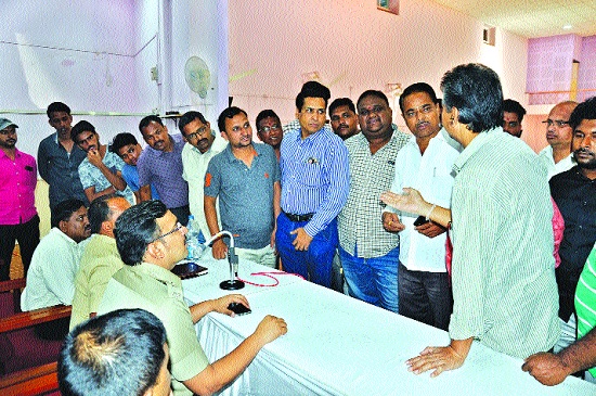 Immerse yourself in the pool! Decision-making: | विसर्जन कण्हेर तलावात..! ऐनवेळी निर्णय , साताऱ्यातील विसर्जनाचा प्रश्न निकाली Immerse yourself in the pool! Decision-making: | विसर्जन कण्हेर तलावात..! ऐनवेळी निर्णय , साताऱ्यातील विसर्जनाचा प्रश्न निकाली