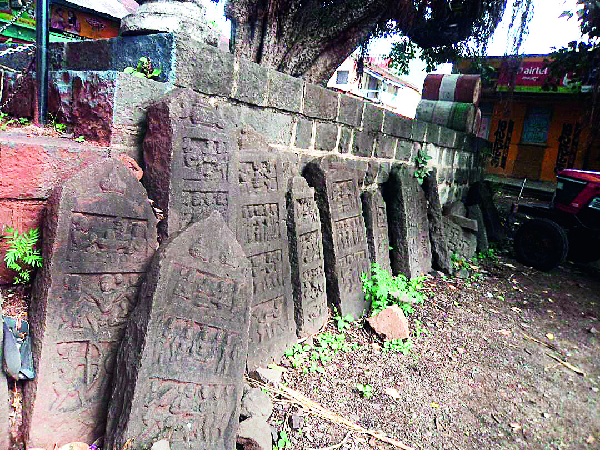 Kikli will be the first 'Virgali village' in the state! Celebrate the history: A young generation has come to the rescue | किकली होणार राज्यातील पहिलं ‘विरगळीचं गाव’! इतिहासाला उजाळा : संवर्धनासाठी युवा पिढी सरसावली