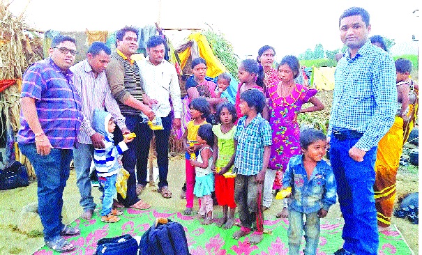 Story of Pusuni Zaghata ... ... Checking of the laborers! - New Year's Anniversary ... Youth Social Welfare in Umbraj | पुसुनी झिंगाटाची कहाणी... ...केली मजुरांची तपासणी !--नववर्षाची शुभवार्ता...उंब्रजमधील युवकांनी जपली सामाजिक बांधिलकी Story of Pusuni Zaghata ... ... Checking of the laborers! - New Year's Anniversary ... Youth Social Welfare in Umbraj | पुसुनी झिंगाटाची कहाणी... ...केली मजुरांची तपासणी !--नववर्षाची शुभवार्ता...उंब्रजमधील युवकांनी जपली सामाजिक बांधिलकी