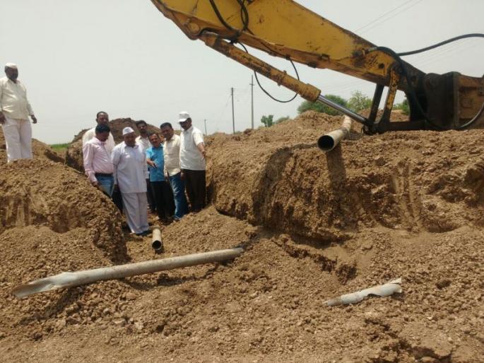 The landowner himself is hungry for the pond | तलावासाठी जमीन देणारा शेतकरी उपाशी The landowner himself is hungry for the pond | तलावासाठी जमीन देणारा शेतकरी उपाशी