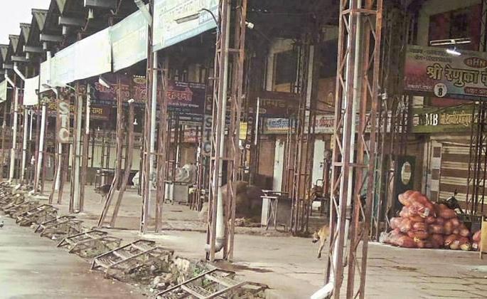 The market committee resumed two days later; | दोन दिवसांनंतर बाजार समिती सुरू The market committee resumed two days later; | दोन दिवसांनंतर बाजार समिती सुरू