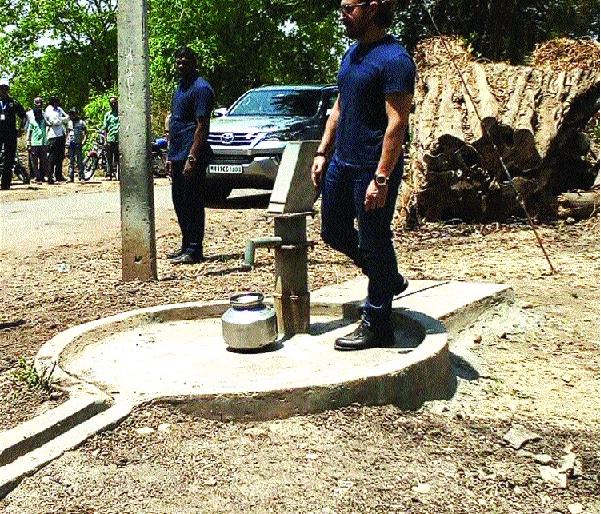 Pampa will kill his hand; Amir Khan's dialogue successful: Junk | पंपाला हात मारणार; पाणी नाही तर अॅक्टिंग सोडणार अमीर खानचा डॉयलॉग यशस्वी: वेळू ग्रामस्थांशी साधला संवाद Pampa will kill his hand; Amir Khan's dialogue successful: Junk | पंपाला हात मारणार; पाणी नाही तर अॅक्टिंग सोडणार अमीर खानचा डॉयलॉग यशस्वी: वेळू ग्रामस्थांशी साधला संवाद