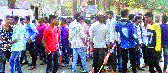  The crowds left the crowd before the Thane | ठाण्यासमोर जमाव येताच युवकांना सोडले
