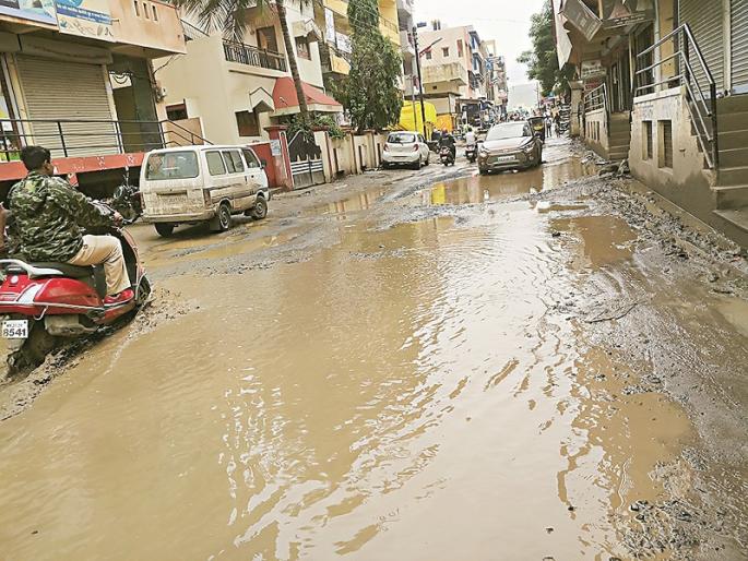 'ready to pay Tax; But give roads, water '; Pits and clay in the colonies of Satara and Deolai | 'कर घ्या; पण रस्ते, पाणी द्या'; सातारा आणि देवळाईतील वसाहती खड्डे अन् चिखलमय 'ready to pay Tax; But give roads, water '; Pits and clay in the colonies of Satara and Deolai | 'कर घ्या; पण रस्ते, पाणी द्या'; सातारा आणि देवळाईतील वसाहती खड्डे अन् चिखलमय