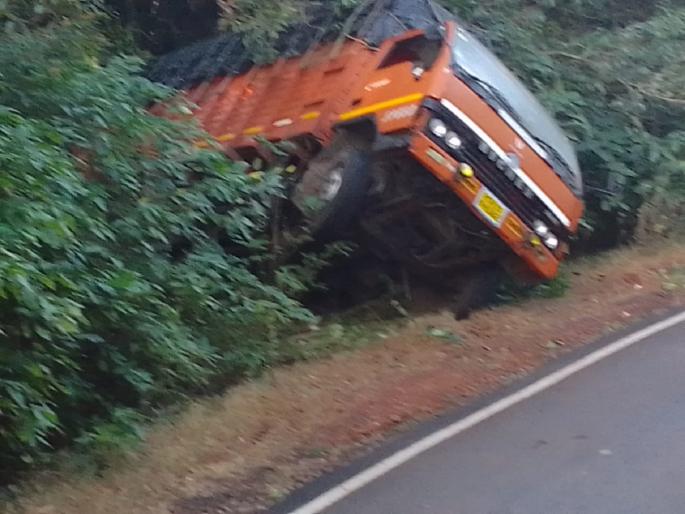 Five injured in Satara Bamnoli road accident | तीव्र उतारावर टेम्पोचा ब्रेक फेल; अपघातात पाच जण जखमी, कास-अंधारी घनदाट जंगलात घडली दुर्घटना Five injured in Satara Bamnoli road accident | तीव्र उतारावर टेम्पोचा ब्रेक फेल; अपघातात पाच जण जखमी, कास-अंधारी घनदाट जंगलात घडली दुर्घटना