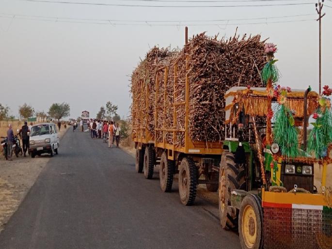 Sugarcane transport tractor collides with two wheeler at Bombale; women killed | Accident news Satara: बोंबाळे येथे ऊस वाहतूक ट्रॅक्टरची दुचाकीला धडक; महिला ठार; ट्रॅक्टर चालक पसार Sugarcane transport tractor collides with two wheeler at Bombale; women killed | Accident news Satara: बोंबाळे येथे ऊस वाहतूक ट्रॅक्टरची दुचाकीला धडक; महिला ठार; ट्रॅक्टर चालक पसार
