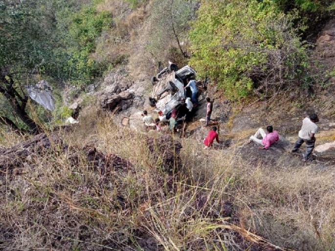 Car crashes into 400 feet deep valley in Shingnapur ghat satara district | साताऱ्यातील शिंगणापूर घाटात भीषण अपघात; ४०० फूट खोल दरीत कार कोसळून मायलेकरांचा मृत्यू Car crashes into 400 feet deep valley in Shingnapur ghat satara district | साताऱ्यातील शिंगणापूर घाटात भीषण अपघात; ४०० फूट खोल दरीत कार कोसळून मायलेकरांचा मृत्यू