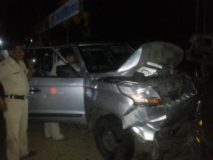 Three people dies in road accident in Satara | साताऱ्यात जीप कॅनॉलमध्ये कोसळून तीन जणांचा मृत्यू Three people dies in road accident in Satara | साताऱ्यात जीप कॅनॉलमध्ये कोसळून तीन जणांचा मृत्यू