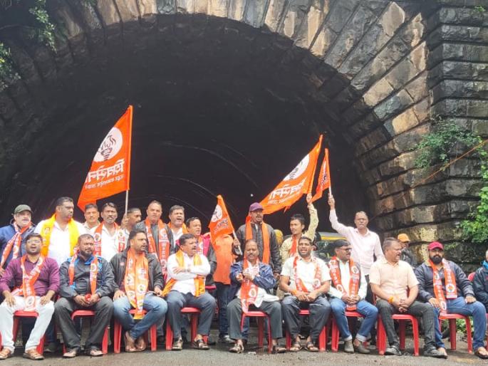 Samarth Mandir Sajjangarh Road Uddhavsena Movement Hundreds of vehicles stopped Who supports the contractor | समर्थ मंदिर-सज्जनगड रस्ता : उद्धवसेनेचे आंदोलन; शेकडो वाहने थांबली; ठेकेदाराला पाठबळ कोणाचं ?  Samarth Mandir Sajjangarh Road Uddhavsena Movement Hundreds of vehicles stopped Who supports the contractor | समर्थ मंदिर-सज्जनगड रस्ता : उद्धवसेनेचे आंदोलन; शेकडो वाहने थांबली; ठेकेदाराला पाठबळ कोणाचं ?