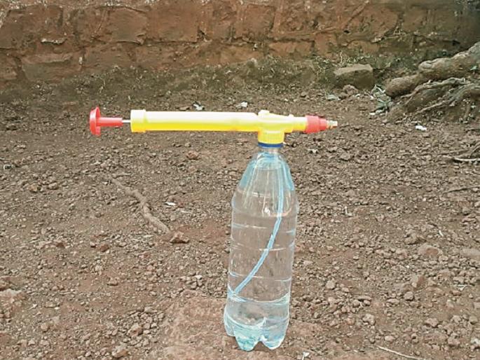 Farmers find cheap and cool spray pumps | कल्पक शेतकऱ्यांनी शोधला स्वस्त आणि मस्त फवारणी पंप Farmers find cheap and cool spray pumps | कल्पक शेतकऱ्यांनी शोधला स्वस्त आणि मस्त फवारणी पंप