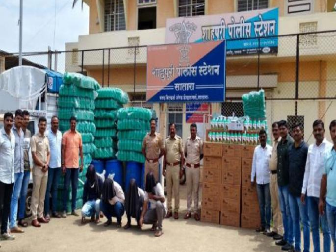 Satara city police arrest a gang of six people who were manufacturing fake herbicides for agriculture | बनावट तणनाशक बनवणारी टोळी जेरबंद, साताऱ्यातील करंजेत टेम्पो पकडल्यानंतर रॅकेट उघडकीस  Satara city police arrest a gang of six people who were manufacturing fake herbicides for agriculture | बनावट तणनाशक बनवणारी टोळी जेरबंद, साताऱ्यातील करंजेत टेम्पो पकडल्यानंतर रॅकेट उघडकीस