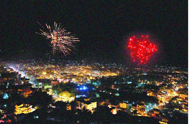 Attention-eyed Saturnagari with lamps! | लक्ष-लक्ष दिव्यांनी उजळली सातारानगरी !