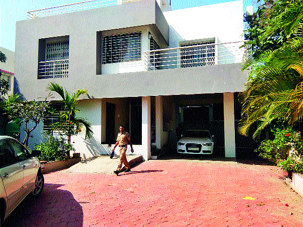 Stolen, die of heart attack | चोरीसाठी आला, हृदयविकाराने मेला Stolen, die of heart attack | चोरीसाठी आला, हृदयविकाराने मेला