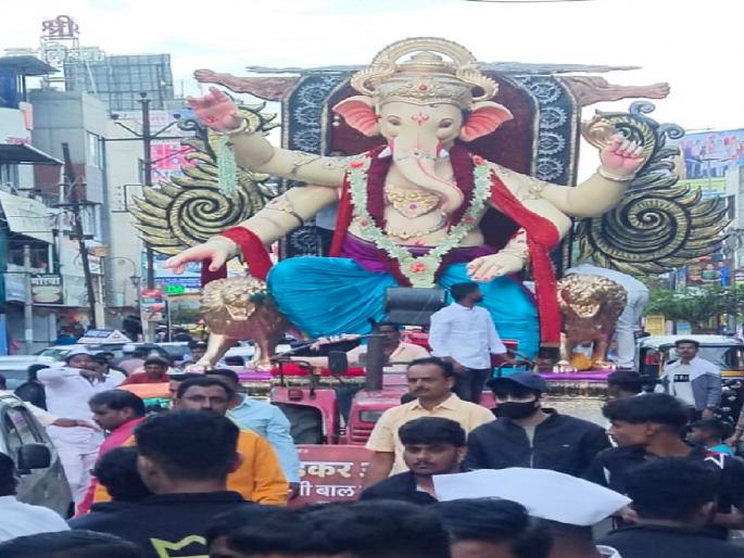 The arrival of Ganapati Bappa in rain, shower of flowers in Satara | साताऱ्यात पाऊस, फुलांच्या वर्षावात बाप्पा विराजमान!, पारंपरिक वाद्यांच्या गजरात मिरवणुका The arrival of Ganapati Bappa in rain, shower of flowers in Satara | साताऱ्यात पाऊस, फुलांच्या वर्षावात बाप्पा विराजमान!, पारंपरिक वाद्यांच्या गजरात मिरवणुका