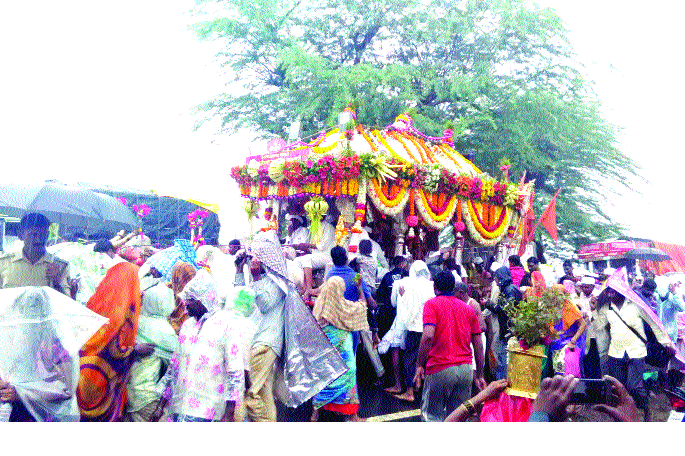 Mauli's Palkhi in Burda | माउलींची पालखी बरडमध्ये Mauli's Palkhi in Burda | माउलींची पालखी बरडमध्ये