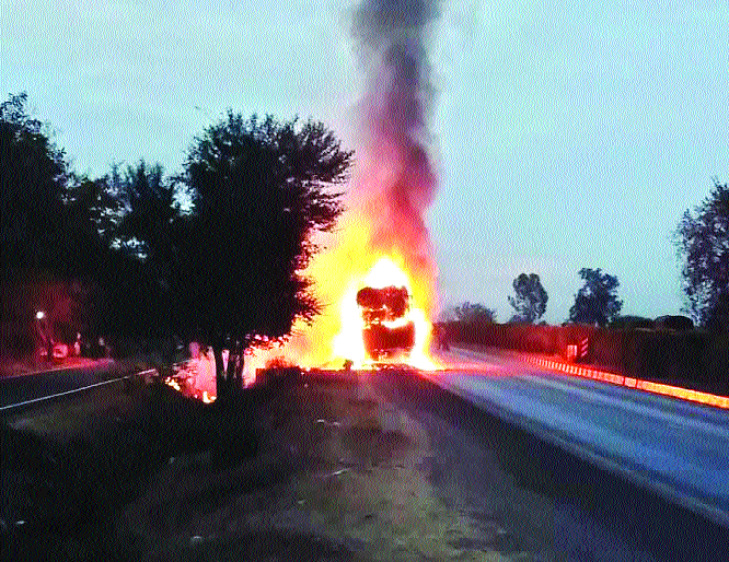 Cars packed due to old wiring! | जुन्या वायरिंगमुळं पेटतायत गाड्या !
