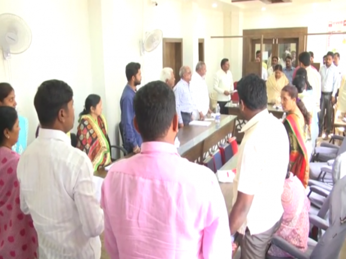 During the national anthem in the House, the sub-division of the BJP suburbs | भाजपाच्या आणखी एका नेत्याचा प्रताप; सभागृहात राष्ट्रगीत सुरु असताना केली शिवीगाळ During the national anthem in the House, the sub-division of the BJP suburbs | भाजपाच्या आणखी एका नेत्याचा प्रताप; सभागृहात राष्ट्रगीत सुरु असताना केली शिवीगाळ