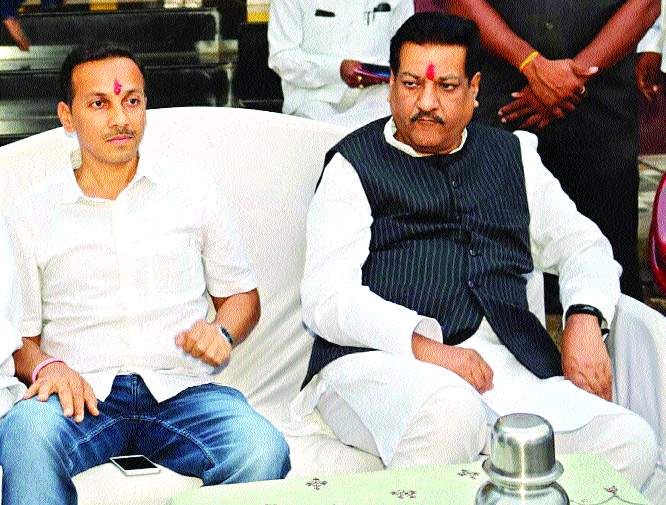 In the group of 'Captain' earthbelt of BJP group | भाजपच्या गोटातील ‘कॅप्टन’ पृथ्वीबाबांच्या गटात In the group of 'Captain' earthbelt of BJP group | भाजपच्या गोटातील ‘कॅप्टन’ पृथ्वीबाबांच्या गटात