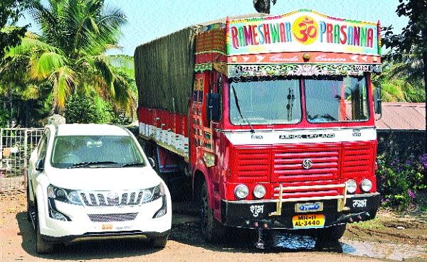 Four alleged fake theft of a truck to get insurance: Four arrested by local crime branch | इन्शुरन्स मिळविण्यासाठी ट्रक चोरीच्या खोट्या तक्रारी चौघांना अटक : स्थानिक गुन्हे शाखेकडून टोळीचा पर्दाफाश Four alleged fake theft of a truck to get insurance: Four arrested by local crime branch | इन्शुरन्स मिळविण्यासाठी ट्रक चोरीच्या खोट्या तक्रारी चौघांना अटक : स्थानिक गुन्हे शाखेकडून टोळीचा पर्दाफाश