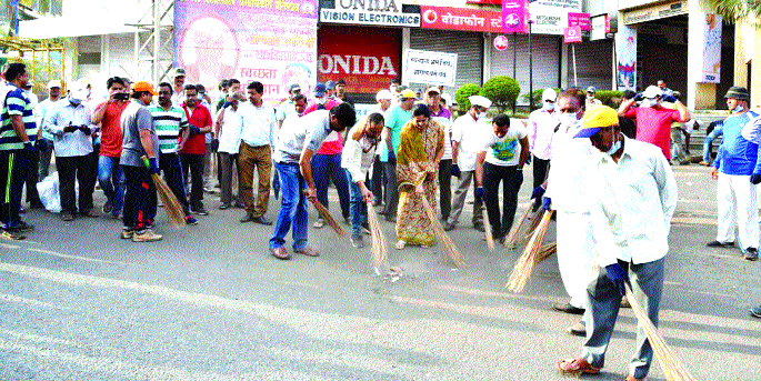 82 tonnes of garbage expatriate in two and a half hours | अडीच तासांत ८२ टन कचरा हद्दपार 82 tonnes of garbage expatriate in two and a half hours | अडीच तासांत ८२ टन कचरा हद्दपार