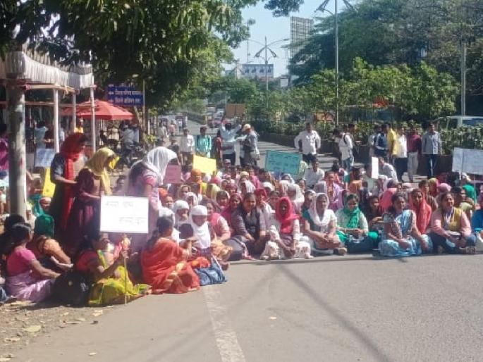 State movement of computer operators in Satara | संगणक परिचालकांचे राज्यव्यापी आंदोलनांतर्गत साताऱ्यात आमरण उपोषण सुरू, रास्ता रोकोमुळे वाहतूक विस्कळीत State movement of computer operators in Satara | संगणक परिचालकांचे राज्यव्यापी आंदोलनांतर्गत साताऱ्यात आमरण उपोषण सुरू, रास्ता रोकोमुळे वाहतूक विस्कळीत