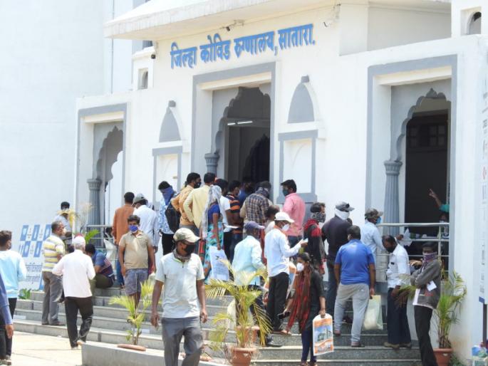 Coronavirus: Demand for five hundred rupees to show the face of the deceased | 'टाळूवरचं लोणी' खाण्याचाच प्रकार; मृताचा चेहरा दाखवण्यासाठी मागितले जातात ५०० रुपये Coronavirus: Demand for five hundred rupees to show the face of the deceased | 'टाळूवरचं लोणी' खाण्याचाच प्रकार; मृताचा चेहरा दाखवण्यासाठी मागितले जातात ५०० रुपये