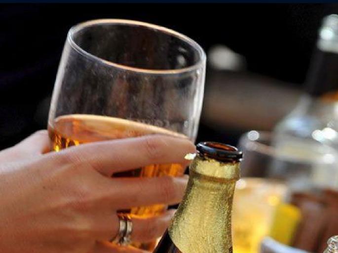 Four accused of not having liquor license, case registered against three in Satara | Satara Crime: दारू पिण्याचा परवाना नसणे चौघांना भोवले, तिघांवर गुन्हा दाखल Four accused of not having liquor license, case registered against three in Satara | Satara Crime: दारू पिण्याचा परवाना नसणे चौघांना भोवले, तिघांवर गुन्हा दाखल