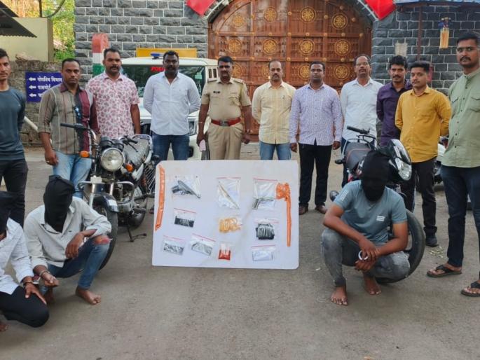 The three grinned in preparation for the robbery; Satara city police action | दरोड्याच्या तयारीतील तिघांच्या मुसक्या आवळल्या; सातारा शहर पोलिसांची कारवाई The three grinned in preparation for the robbery; Satara city police action | दरोड्याच्या तयारीतील तिघांच्या मुसक्या आवळल्या; सातारा शहर पोलिसांची कारवाई