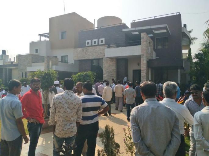 Satara: The death of a gang of robbers, and the death of a woman in Umbraj | सातारा : उंब्रजमध्ये दरोडेखोरांचा धुमाकूळ, मारहाणीत महिलेचा मृत्यू Satara: The death of a gang of robbers, and the death of a woman in Umbraj | सातारा : उंब्रजमध्ये दरोडेखोरांचा धुमाकूळ, मारहाणीत महिलेचा मृत्यू